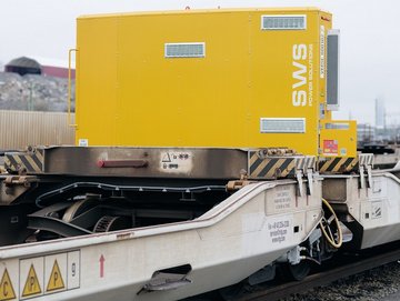 Gelbe Power Box auf Intermodalwagen