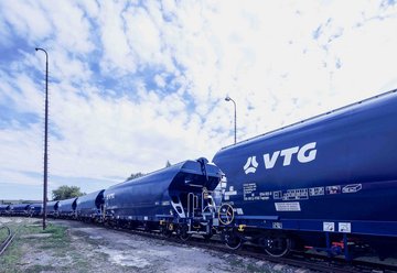 Many VTG standard freight cars hitched together.